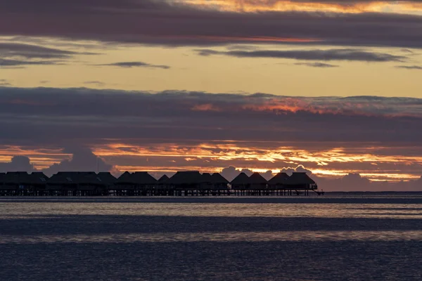 Moorea Island Overwater Bungalows Wunderbarer Sonnenuntergang Französisch Polynesien Landschaft — Stockfoto
