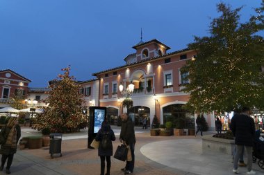 Serravalle Scrivia, İtalya - 2 Aralık 2018 - insanlar satın alma ve alışveriş orta öğeleri moda tasarımcısı çıkış Noel sezon yaz