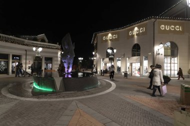 Serravalle Scrivia, İtalya - 2 Aralık 2018 - insanlar satın alma ve alışveriş orta öğeleri moda tasarımcısı çıkış Noel sezon yaz