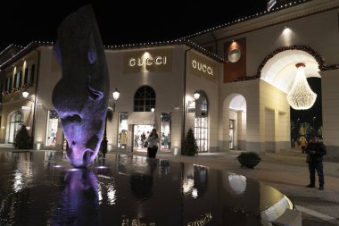 Serravalle Scrivia, İtalya - 2 Aralık 2018 - insanlar satın alma ve alışveriş orta öğeleri moda tasarımcısı çıkış Noel sezon yaz