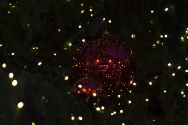 sokak Noel ağacı süsleme ve kırmızı yanıyor xmas topları