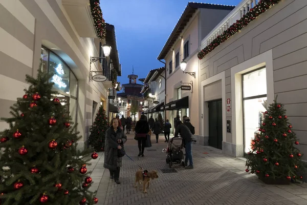 Serravalle Scrivia Itália Dezembro 2018 Pessoas Comprando Comprando Itens Moda — Fotografia de Stock