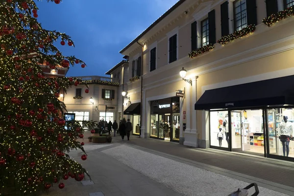 Serravalle Scrivia Olaszország December 2018 Emberek Vásárlás Vásárlási Divatcikkek Közepén — Stock Fotó
