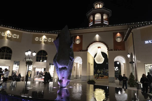 Serravalle Scrivia, İtalya - 2 Aralık 2018 - insanlar satın alma ve alışveriş orta öğeleri moda tasarımcısı çıkış Noel sezon yaz