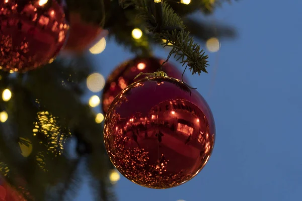 Rua Natal Árvore Decorações Luzes Vermelho Xmas Bolas — Fotografia de Stock