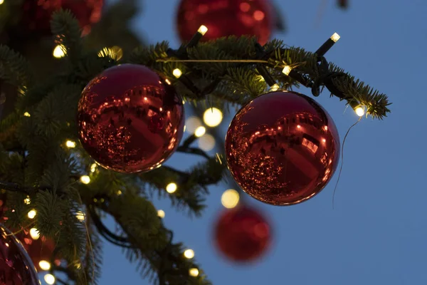 Rua Natal Árvore Decorações Luzes Vermelho Xmas Bolas — Fotografia de Stock