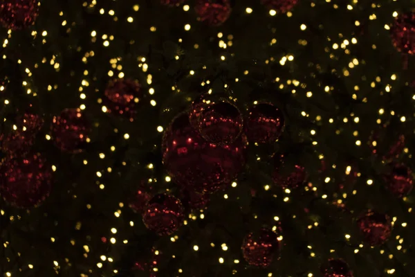 Οδός Χριστουγεννιάτικο Δέντρο Διακοσμήσεις Και Φώτα Κόκκινα Χριστούγεννα Μπάλες — Φωτογραφία Αρχείου