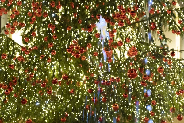Οδός Χριστουγεννιάτικο Δέντρο Διακοσμήσεις Και Φώτα Χριστούγεννα Μπάλες — Φωτογραφία Αρχείου