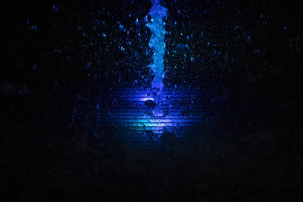 多くの色の光黒の背景でフィクスチャ噴水 — ストック写真