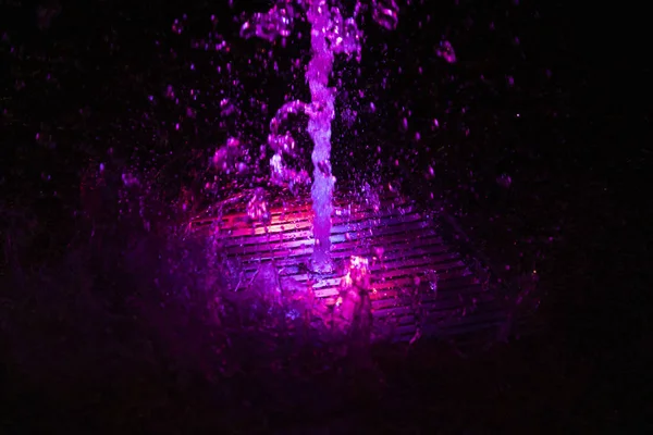 多くの色の光黒の背景でフィクスチャ噴水 — ストック写真