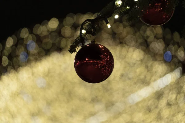 街道圣诞树装饰和灯 — 图库照片
