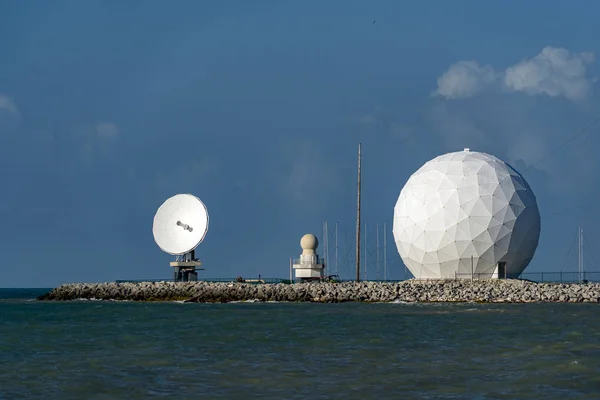 Grand Radar Sphère Sur Ciel Bleu — Photo