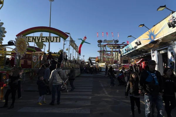 ジェノヴァ イタリア 2018 伝統的なクリスマス ルナ公園楽しいフェアは最大内で開かれたヨーロッパ日あたり 15000 以上の訪問者 — ストック写真