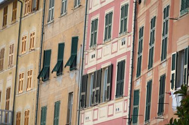 Camogli, Liguria, İtalya pitoresk balıkçı köyü boyalı evleri