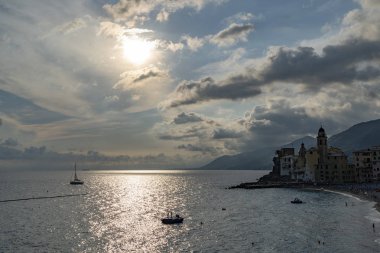 Camogli Kilisesi, Liguria, İtalya pitoresk balıkçı köyü günbatımı manzarası