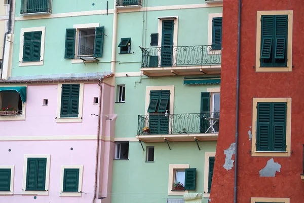 意大利利古里亚卡莫格利的彩绘房屋 风景如画的渔民村 — 图库照片