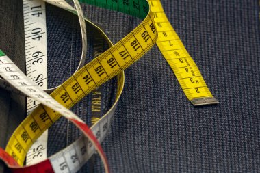 Terzi aletleri in Giyim Kumaş takım elbise arka plan üzerinde