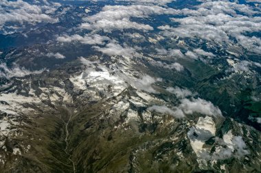 Alpler üzerinden uçak panorama manzara havadan görünümü