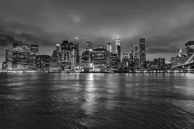 b&w new york manhattan Köprüsü gece görünümünden brooklyn dumbo