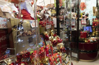 Chiavari, İtalya - 23 Aralık 2018 - tarihi Ortaçağ kenti Noel için insanlarla dolu. Kale ve sokağın ışıkları ve süs eşyaları ile. Dükkan arcade altında 