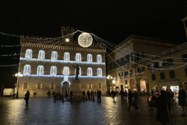 Chiavari, İtalya - 23 Aralık 2018 - tarihi Ortaçağ kenti Noel için insanlarla dolu. Kale ve sokağın ışıkları ve süs eşyaları ile. Dükkan arcade altında 