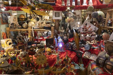 Chiavari, İtalya - 23 Aralık 2018 - tarihi Ortaçağ kenti Noel için insanlarla dolu. Kale ve sokağın ışıkları ve süs eşyaları ile. Dükkan arcade altında 