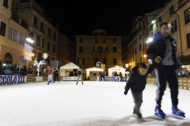 Chiavari, İtalya - 23 Aralık 2018 - tarihi Ortaçağ kenti yer buz pateni için Noel için açık şimdi.
