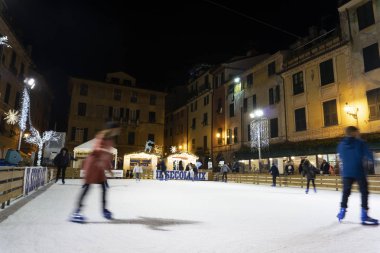 Chiavari, İtalya - 23 Aralık 2018 - tarihi Ortaçağ kenti yer buz pateni için Noel için açık şimdi.