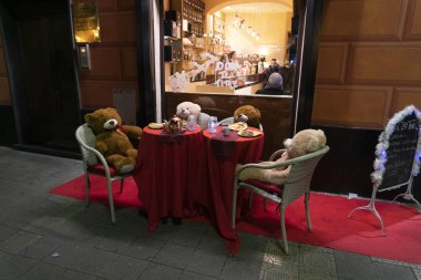 Chiavari, İtalya - 23 Aralık 2018 - tarihi Ortaçağ kenti Noel için insanlarla dolu. Kale ve sokağın ışıkları ve süs eşyaları ile. Dükkan arcade altında 