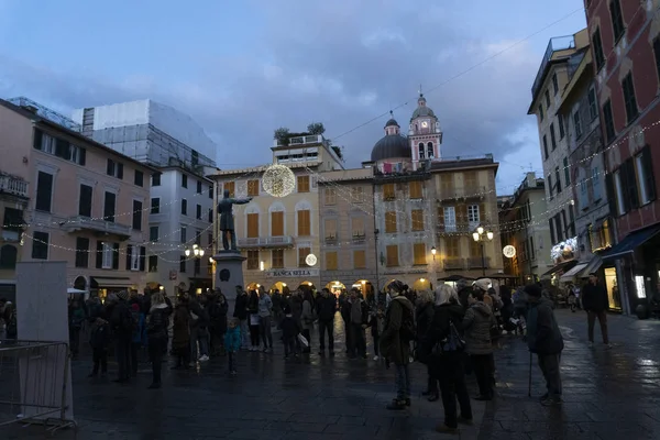 キアーヴァリ イタリア 2018 歴史的な中世の街はクリスマスの人々 でいっぱいです 城とライト 装飾品のある通り アーケードの下のショップ — ストック写真