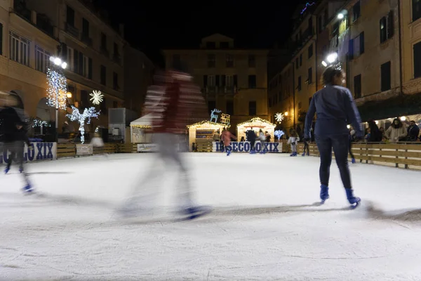 キアーヴァリ イタリア 2018 歴史的な中世の町の場所はクリスマスのためにアイス スケートのために開いて — ストック写真