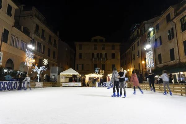 キアーヴァリ イタリア 2018 歴史的な中世の町の場所はクリスマスのためにアイス スケートのために開いて — ストック写真