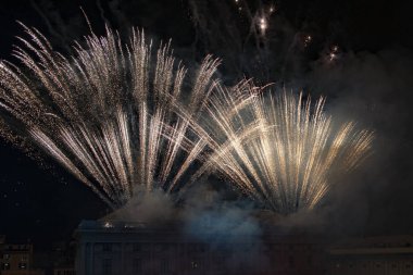 neşeli Noel ve mutlu yeni yıl havai fişek siyah arka plan üzerine