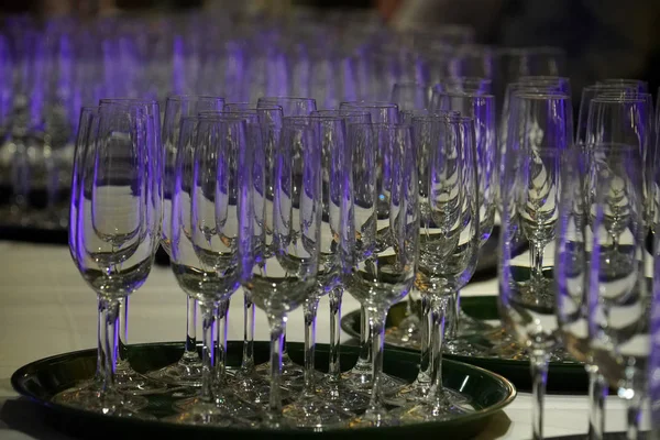 Molti Bicchiere Vino Champagne Sul Tavolo — Foto Stock