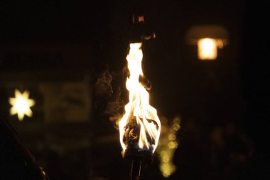 Neuschoenau, Almanya - 5 Ocak 2019 - geleneksel Lousnacht gece kutlama. Bir kez yıl Ormanın ruhu Waldgeister hangi vahşi danslar kış ruhları uzaklaştırmak gerekiyor Bavyera köyü .bir gel.