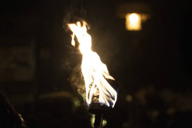 Neuschoenau, Almanya - 5 Ocak 2019 - geleneksel Lousnacht gece kutlama. Bir kez yıl Ormanın ruhu Waldgeister hangi vahşi danslar kış ruhları uzaklaştırmak gerekiyor Bavyera köyü .bir gel.
