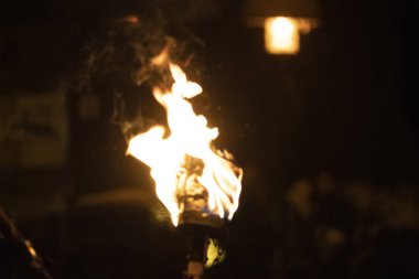 Neuschoenau, Almanya - 5 Ocak 2019 - geleneksel Lousnacht gece kutlama. Bir kez yıl Ormanın ruhu Waldgeister hangi vahşi danslar kış ruhları uzaklaştırmak gerekiyor Bavyera köyü .bir gel.
