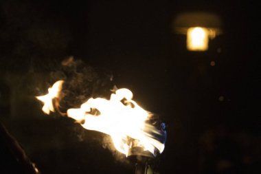 Neuschoenau, Almanya - 5 Ocak 2019 - geleneksel Lousnacht gece kutlama. Bir kez yıl Ormanın ruhu Waldgeister hangi vahşi danslar kış ruhları uzaklaştırmak gerekiyor Bavyera köyü .bir gel.