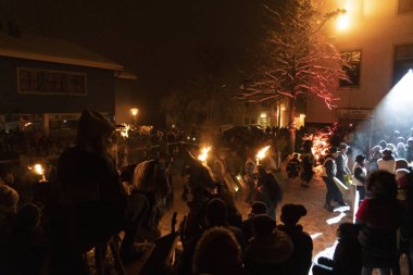 Neuschoenau, Almanya - 5 Ocak 2019 - geleneksel Lousnacht gece kutlama. Bir kez yıl Ormanın ruhu Waldgeister hangi vahşi danslar kış ruhları uzaklaştırmak gerekiyor Bavyera köyü .bir gel.