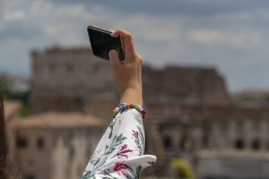 Turist Roma'daki Trevi Çeşmesi, smartphone ile selfie kalabalık