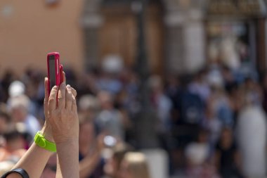 Turist Roma'daki Trevi Çeşmesi, smartphone ile selfie kalabalık