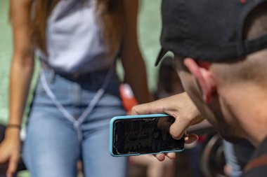 Trevi Çeşmesi Roma İtalya smartphone ile güzel kız resmi