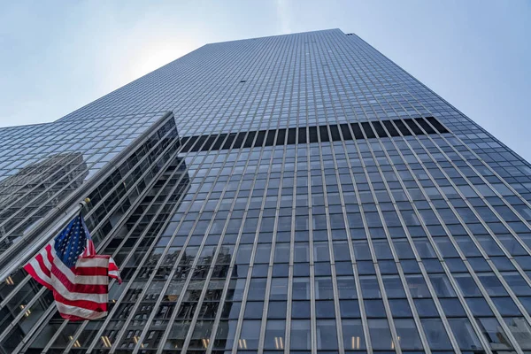 Drapeau des Etats-Unis dans le bâtiment de la tour atout de New York — Photo