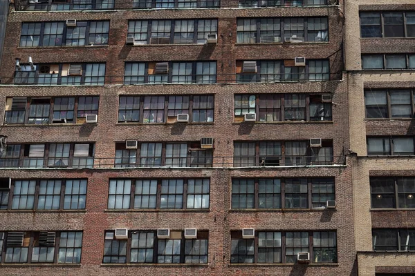 New York Manhattan condominios ventanas viejas y máquinas de aire acondicionado —  Fotos de Stock