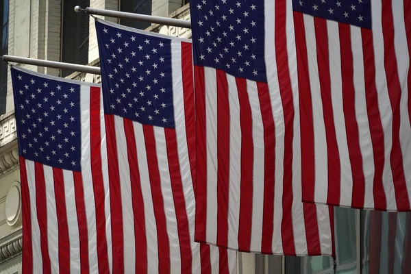 Bandeira dos EUA no edifício da torre de trunfo de Nova Iorque — Fotografia de Stock