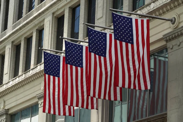 Bandeira dos EUA no edifício da torre de trunfo de Nova Iorque — Fotografia de Stock