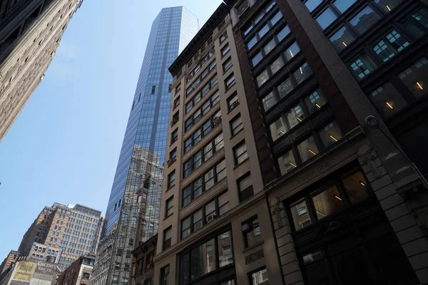 New york skyskrapor botten upp syn — Stockfoto