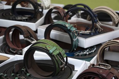 birçok farklı renk Deri Kemer Satılık Market ekranda