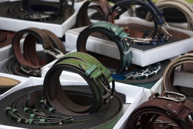 birçok farklı renk Deri Kemer Satılık Market ekranda