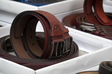 birçok farklı renk Deri Kemer Satılık Market ekranda